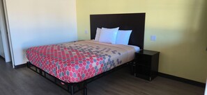 Quarto, 1 cama King | Escrivaninha, espaço de trabalho para notebook, cortinas blackout