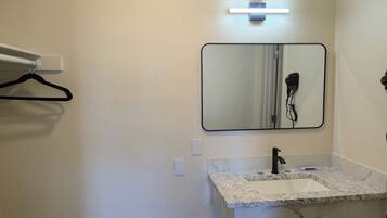 Standard-Doppelzimmer, 2 Queen-Betten | Badezimmer | Kostenlose Toilettenartikel, Haartrockner, Handtücher, Seife