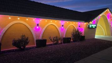 Un edificio con ventanas arqueadas y un letrero que dice Grapevine Inn.