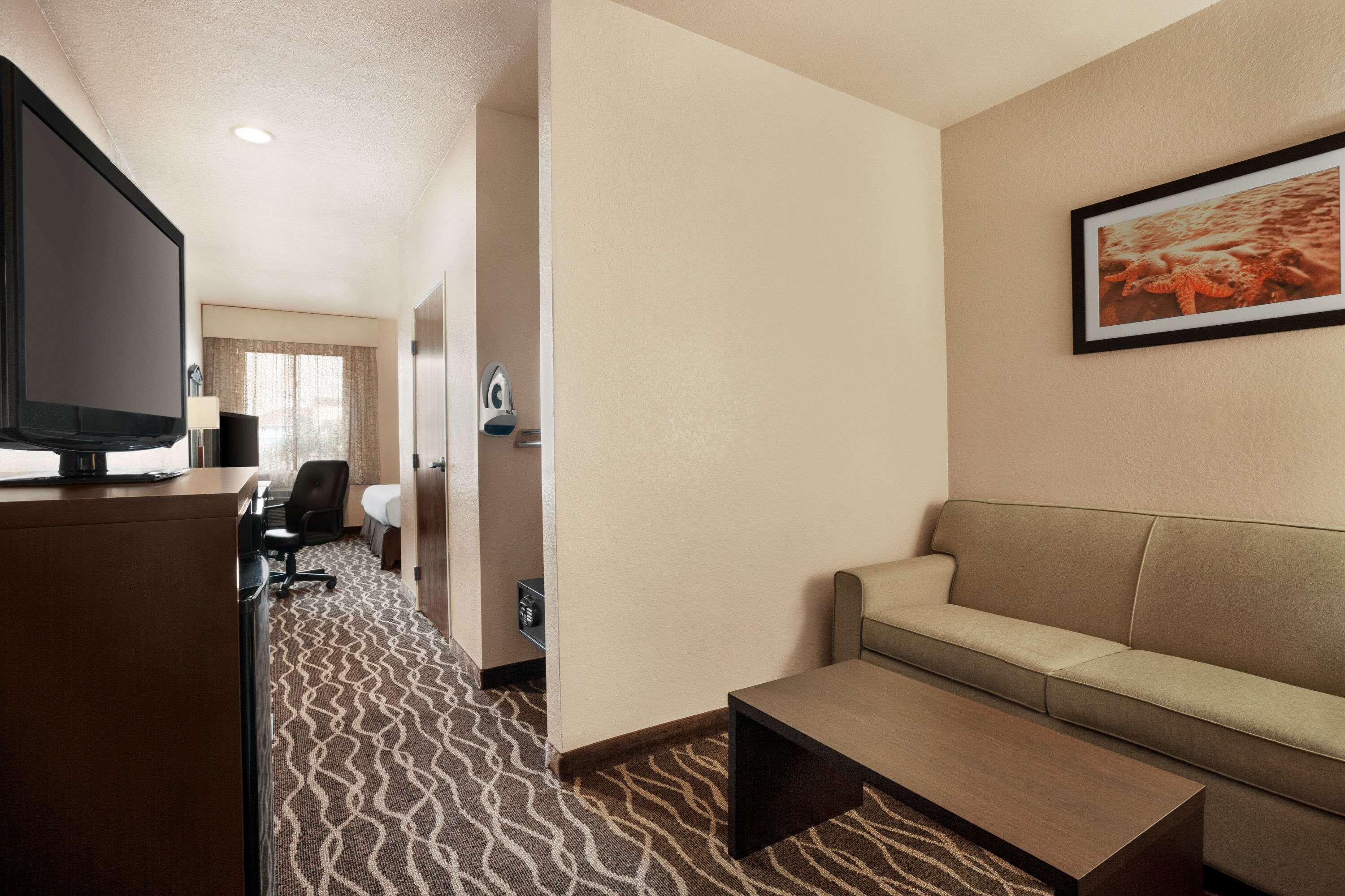 办公桌、遮光窗帘、熨斗/熨衣板、免费婴儿床