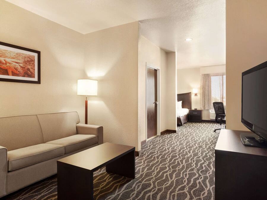 Bàn, màn/rèm cản sáng, bàn ủi/dụng cụ ủi quần áo