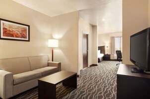 Escritorio, cortinas blackout y tabla de planchar con plancha