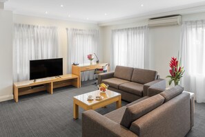 Familienapartment, 3 Schlafzimmer | Wohnbereich | 40-Zoll-LCD-Fernseher mit Digitalempfang, Fernseher, Tischtennisplatte