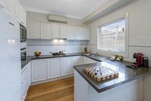 Apartamento familiar, 3 habitaciones | Cocina privada | Cafetera o tetera y hervidor eléctrico