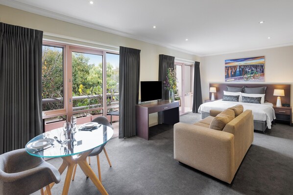 Apartamento ejecutivo, 1 cama de matrimonio grande | Zona de estar | Televisión LCD de 40 pulgadas con canales digitales, una televisión