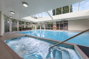 Una piscina cubierta