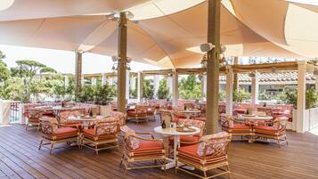 2 من المطاعم، حيث تُقدم وجبات الغداء، العشاء، أطباق البحر المتوسط