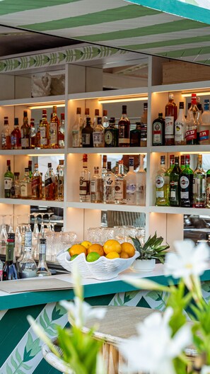 Bar junto a la piscina