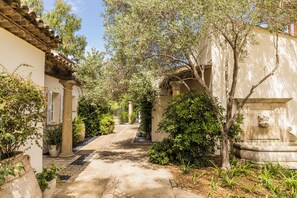 Courtyard - Hôtel La Tartane Saint -Tropez (Saint-Tropez)