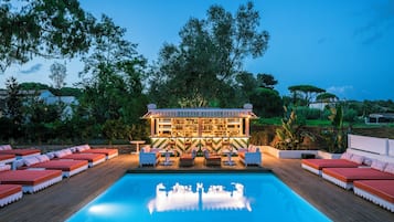 Außenpool, Sonnenschirme, Liegestühle