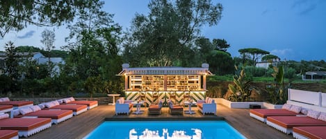 Piscine extérieure, parasols de plage, chaises longues
