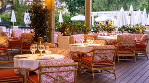 2 restaurants servant le déjeuner, spécialités Cuisine méditerranéenne