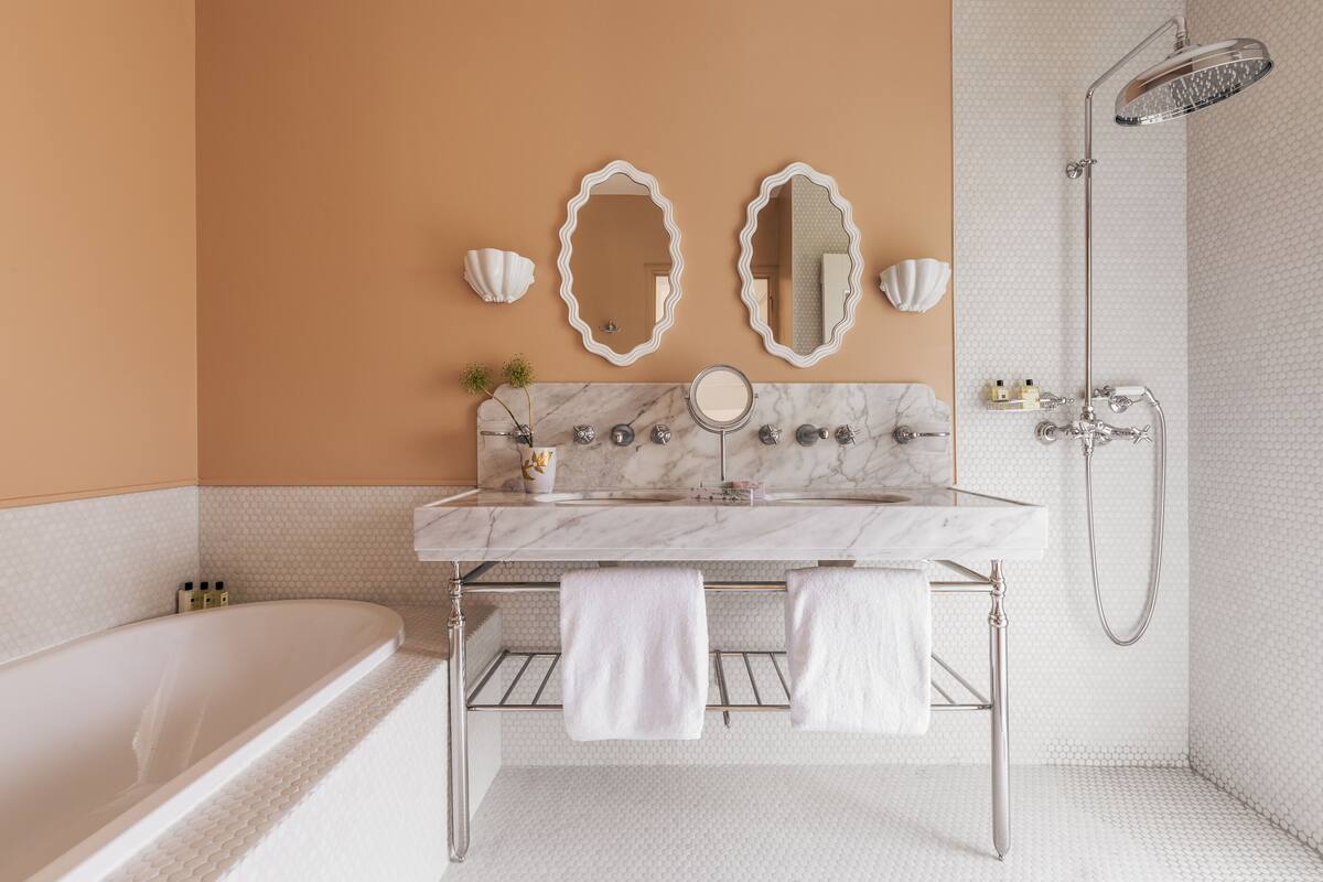 suite duplex | bathroom | combined shower/bathtub, free toiletries, hair dryer, bathrobes
