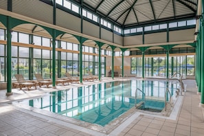 Una piscina cubierta, una piscina al aire libre de temporada