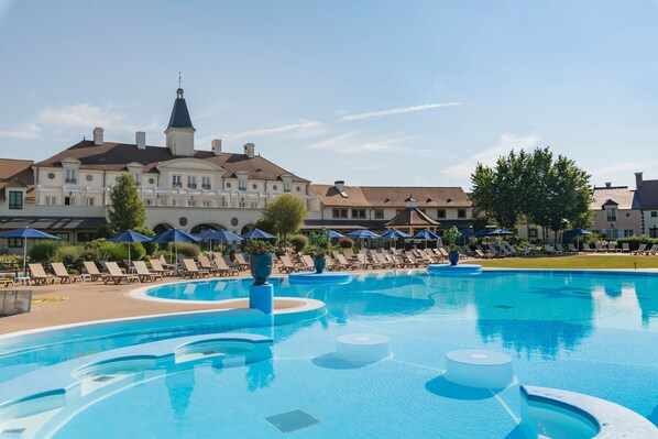Indoor pool, seasonal outdoor pool, free pool cabanas