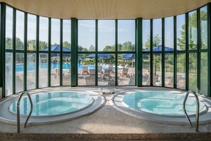 Innenpool, Außenpool (je nach Saison geöffnet), Cabañas (kostenlos)