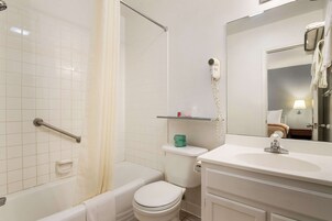 Escritorio, wifi gratis, ropa de cama