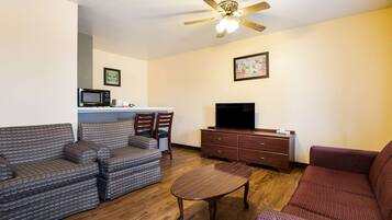 Standard Room, 1 King Bed, Non Smoking | Desk, free WiFi, bed sheets