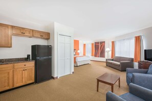 Een bureau, een strijkplank/strijkijzer, gratis babybedden, gratis wifi