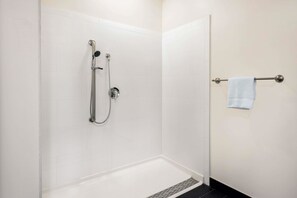 Hair dryer, towels - Howard Johnson by Wyndham Quincy/Boston (Quincy)