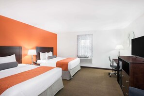 Desk, iron/ironing board, free cots/infant beds, free WiFi - Howard Johnson by Wyndham Quincy/Boston (Quincy)