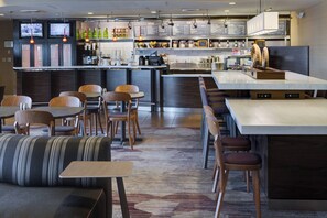 Déjeuner et souper servis sur place, cuisine américaine