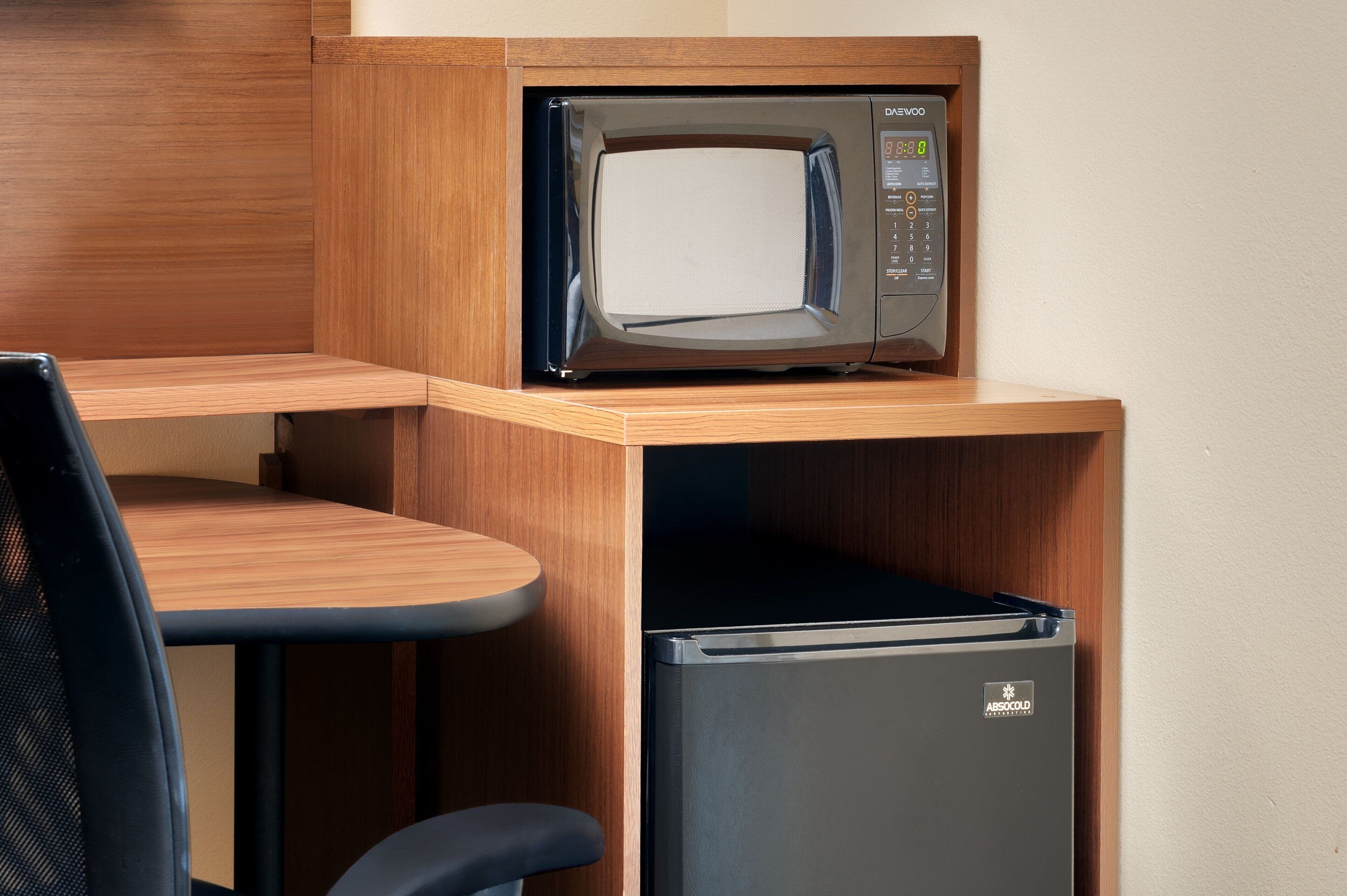 Une petite cuisine équipée d’un four à micro-ondes et d’un mini-réfrigérateur.