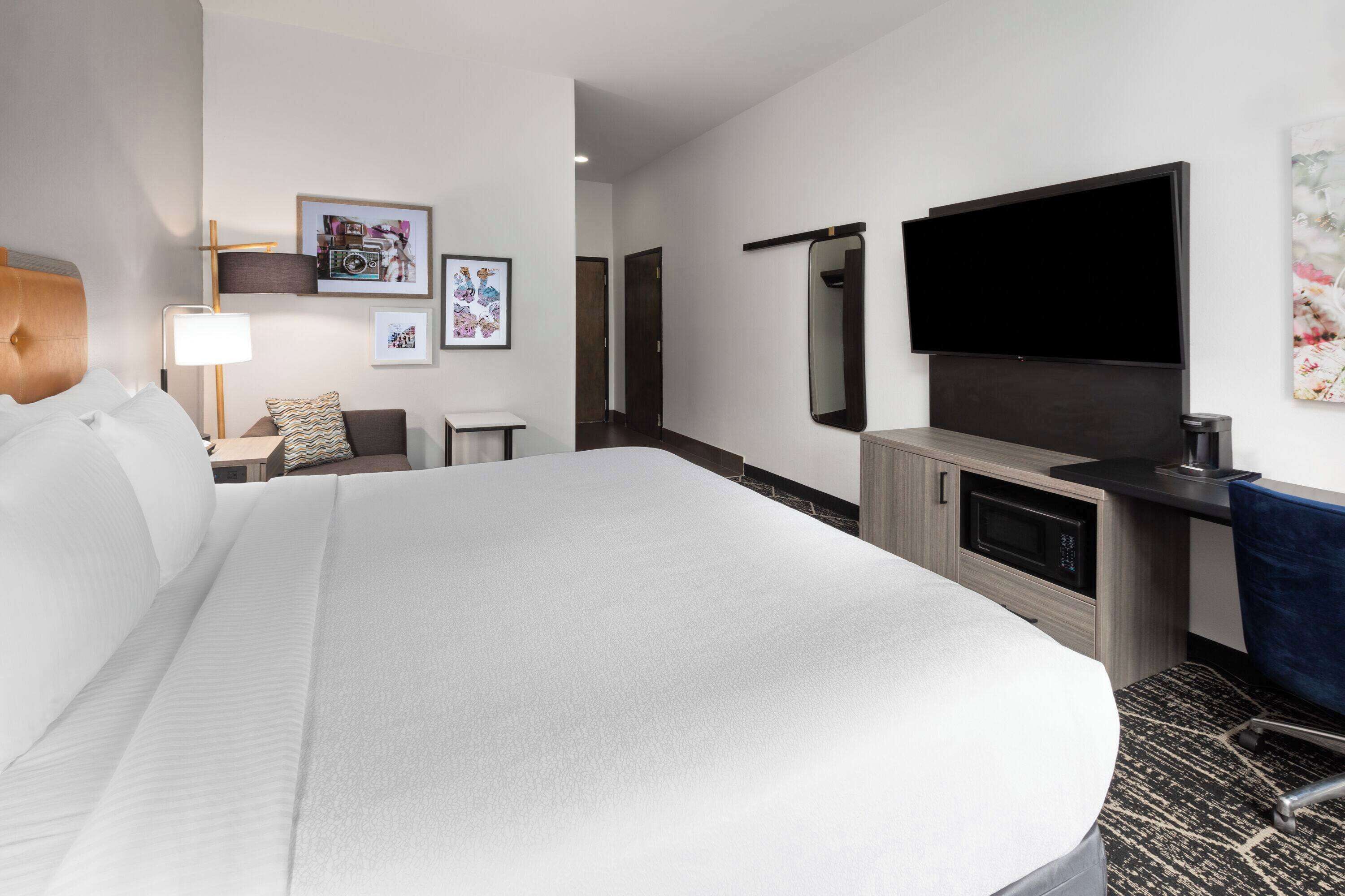 room, 1 king bed, mobility accessible, non smoking (bathtub w/grab bars) | desk, iron/ironing board, cots/infant beds, rollaway beds