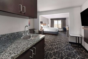 Suite, 1 King Bed with Sofa bed, Non Smoking
