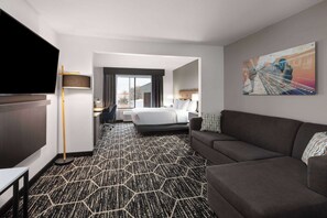Suite, 1 kingsize-seng med sovesofa, tilpasset bevegelseshemmede, ikke-røyk (Shower w/ Grab Bars) | Skrivebord, strykejern/-brett, wi-fi (inkludert) og sengetøy