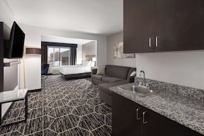 Suite, 1 letto king con divano letto, accesso in sedia a rotelle, non fumatori (Shower w/ Grab Bars) | Una scrivania, ferro/asse da stiro, culle/letti per bambini