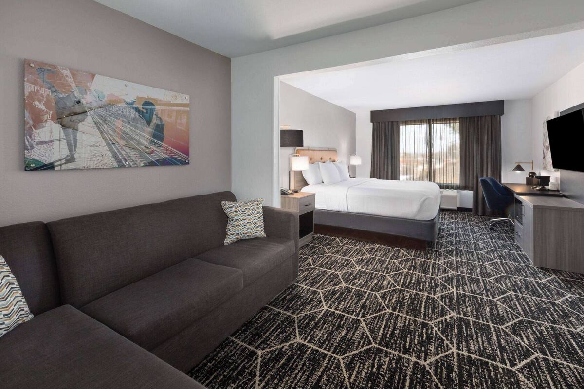 مكتب ومكواة/لوح كي وواي فاي مجانًا وملاءات أسرّة