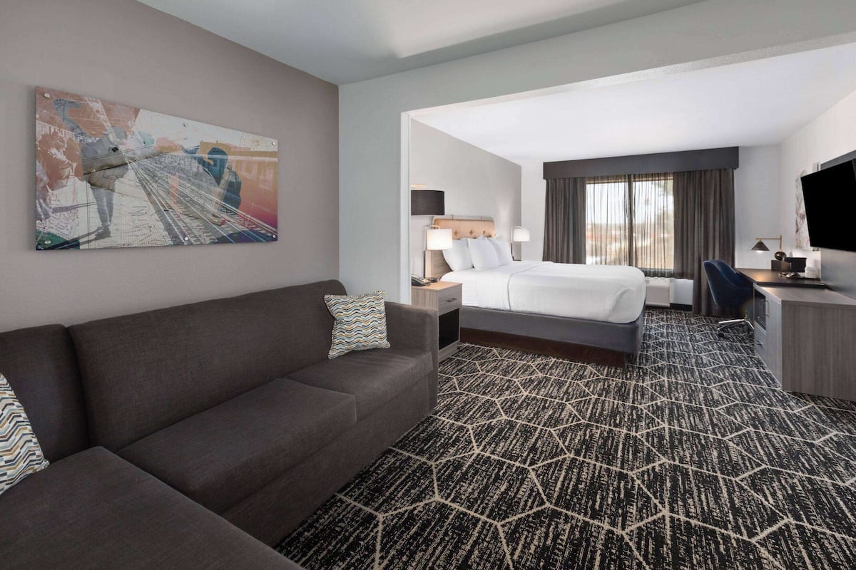 Suite, 1 King Bed with Sofa bed, Non Smoking