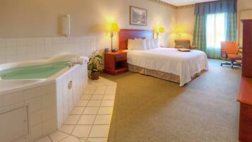 Tabla de planchar con plancha, internet por cable y ropa de cama