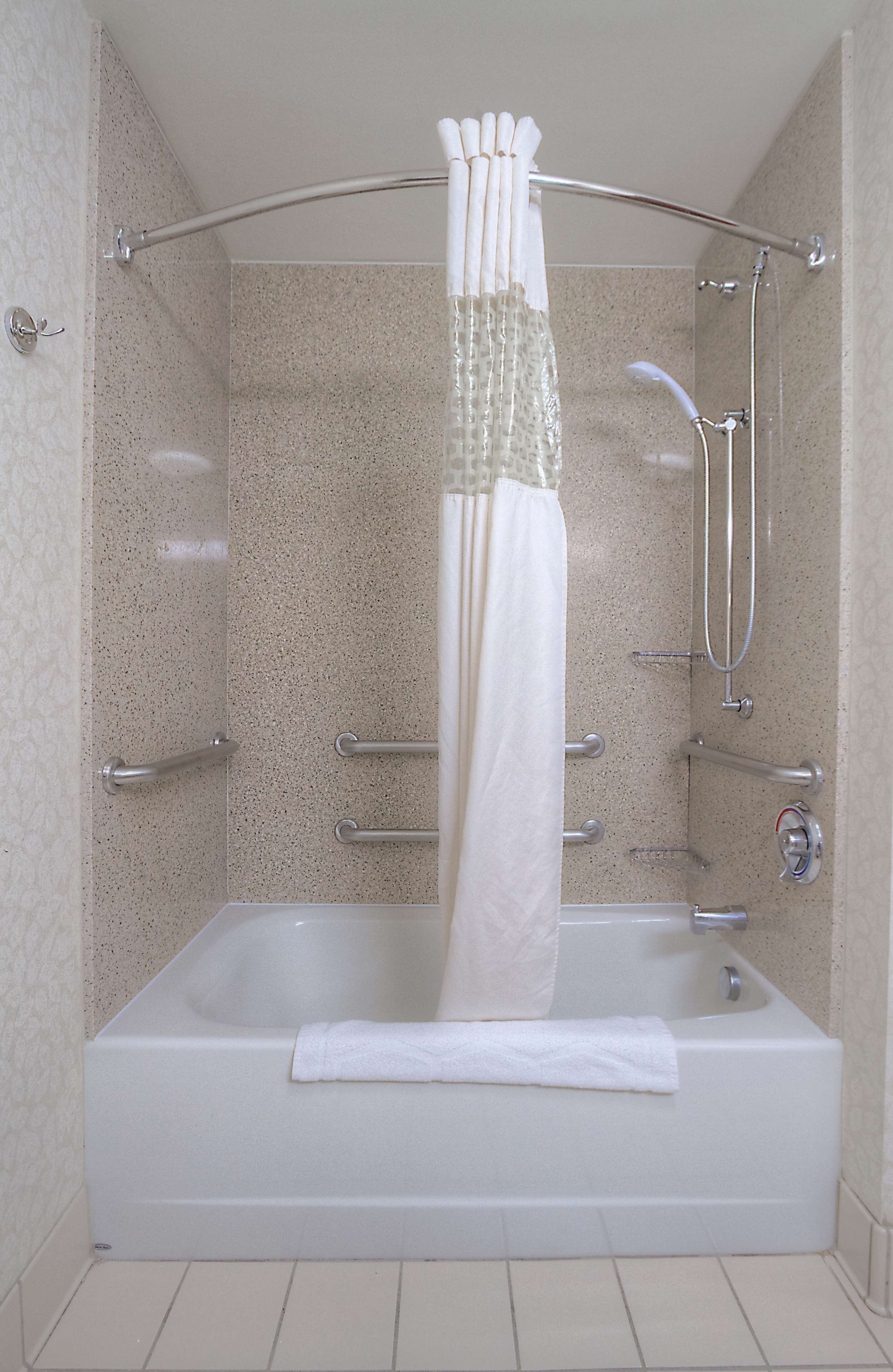 combined shower/bathtub, free toiletries, hair dryer