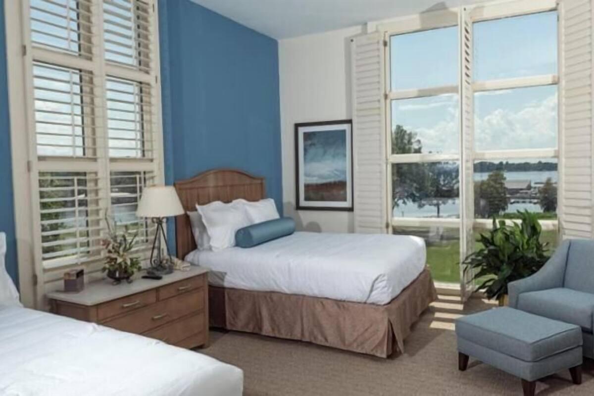 desk, laptop workspace, iron/ironing board, free wifi