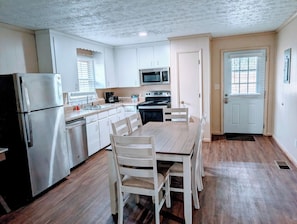 Standard Cabin | Private kitchen | Dining tables - Lake Blackshear Resort & Golf Club (Cordele)