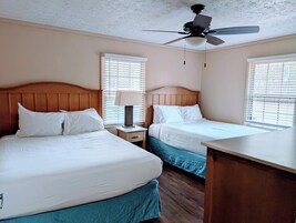 Tabla de planchar con plancha, wifi gratis y ropa de cama 