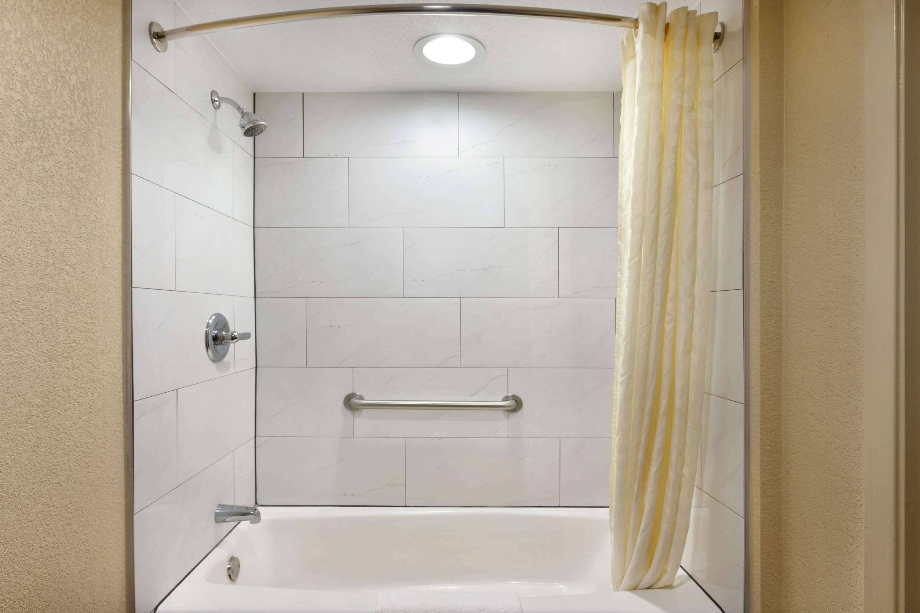 Combined shower/tub, free toiletries, hair dryer, towels