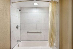 Combined shower/bathtub, free toiletries, hair dryer, towels - Super 8 by Wyndham Ruston (Ruston)