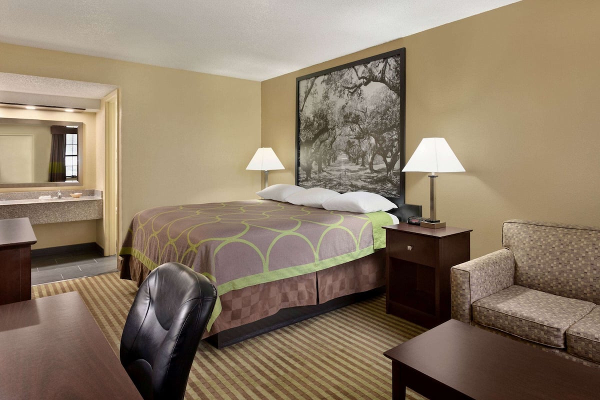 Room, 1 Double Bed, Accessible, Non Smoking (Mobility) | Blackout drapes, iron/ironing board, free cribs/infant beds, free WiFi