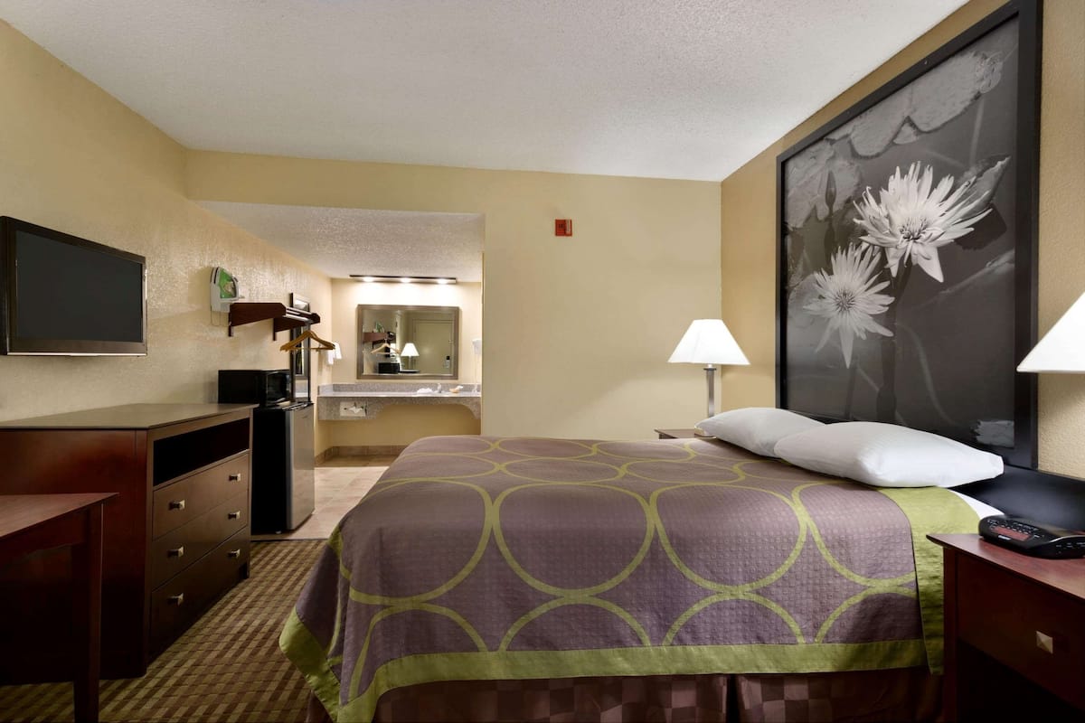 Standard Room, 1 King Bed | Blackout drapes, iron/ironing board, free cribs/infant beds, free WiFi