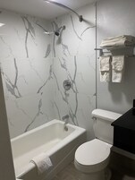 Habitación individual básica | Baño | Toallas