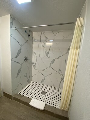 Basic Double Room | Bathroom | Towels - Executive Inn (Hobbs)
