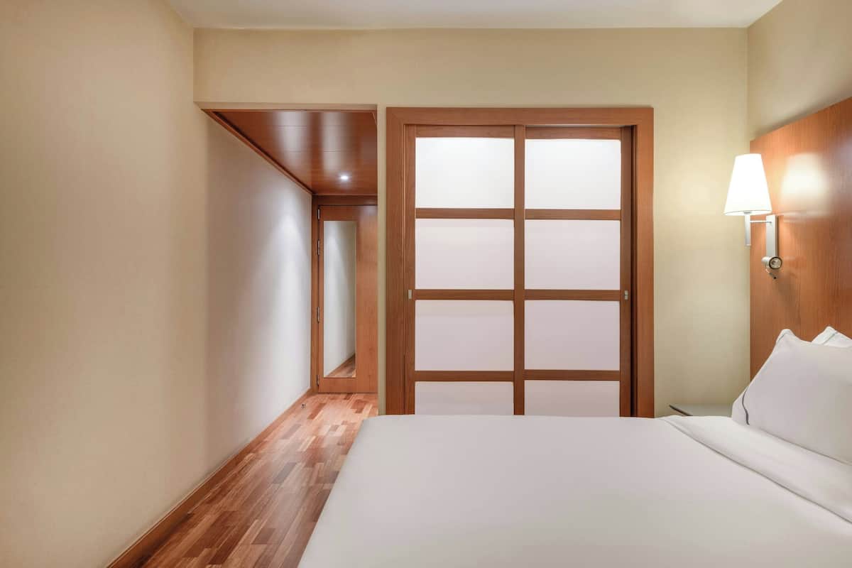 Minibar, caja fuerte, escritorio y sistema de insonorización