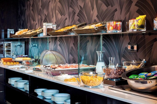 Café da manhã com buffet diário (EUR 15.40 por pessoa) 