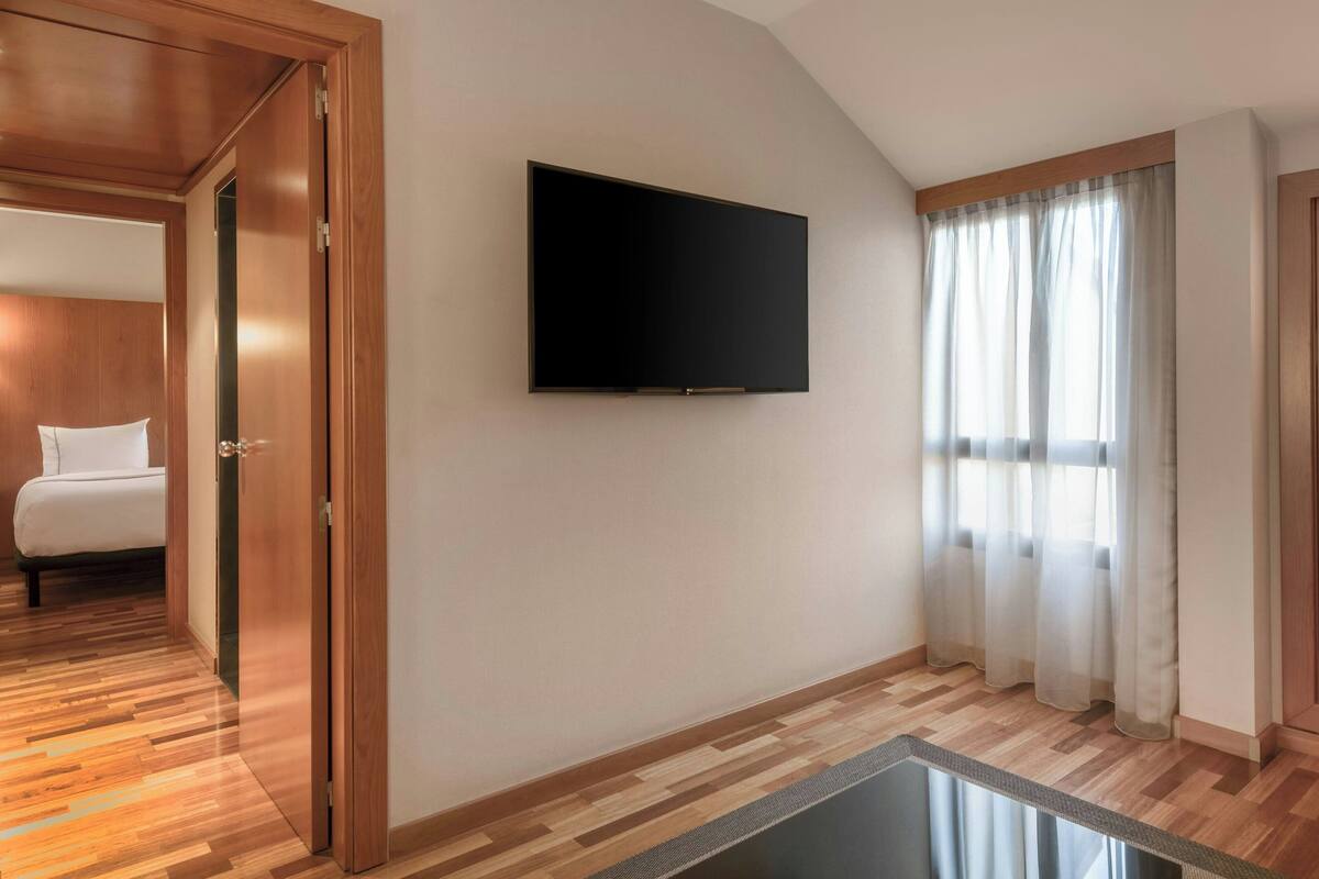 Junior Suite, 1 King Bed | Minibar, in-room safe, desk, soundproofing