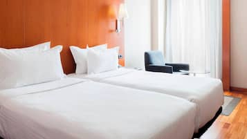 Standaard kamer, 2 eenpersoonsbedden, niet-roken | 1 slaapkamer, een minibar, een kluis op de kamer, een bureau