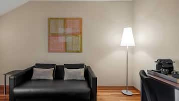 Suite junior, 1 cama de matrimonio grande | Sala de estar | Una televisión de pantalla plana