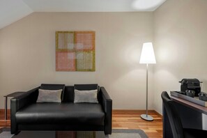 Junior Suite, 1 King Bed | Living room